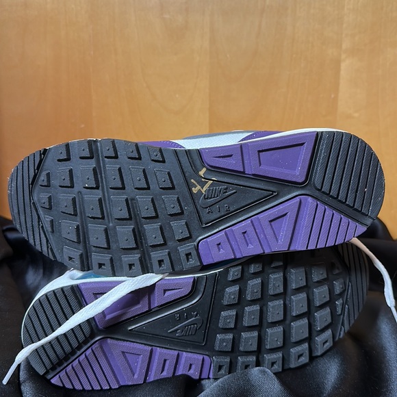 Like New Nike Athletic Shoes - Picture 10 of 15